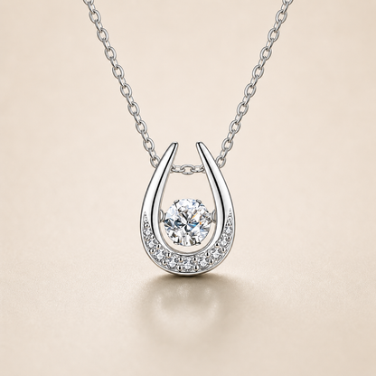 モアサナイト ダンシングストーン 馬蹄ネックレス 0.5ct ｜DカラーVVS1 高輝度ジュエリー（ギフト・記念日）