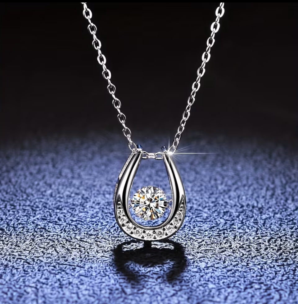 モアサナイト ダンシングストーン 馬蹄ネックレス 0.5ct ｜DカラーVVS1 高輝度ジュエリー（ギフト・記念日）