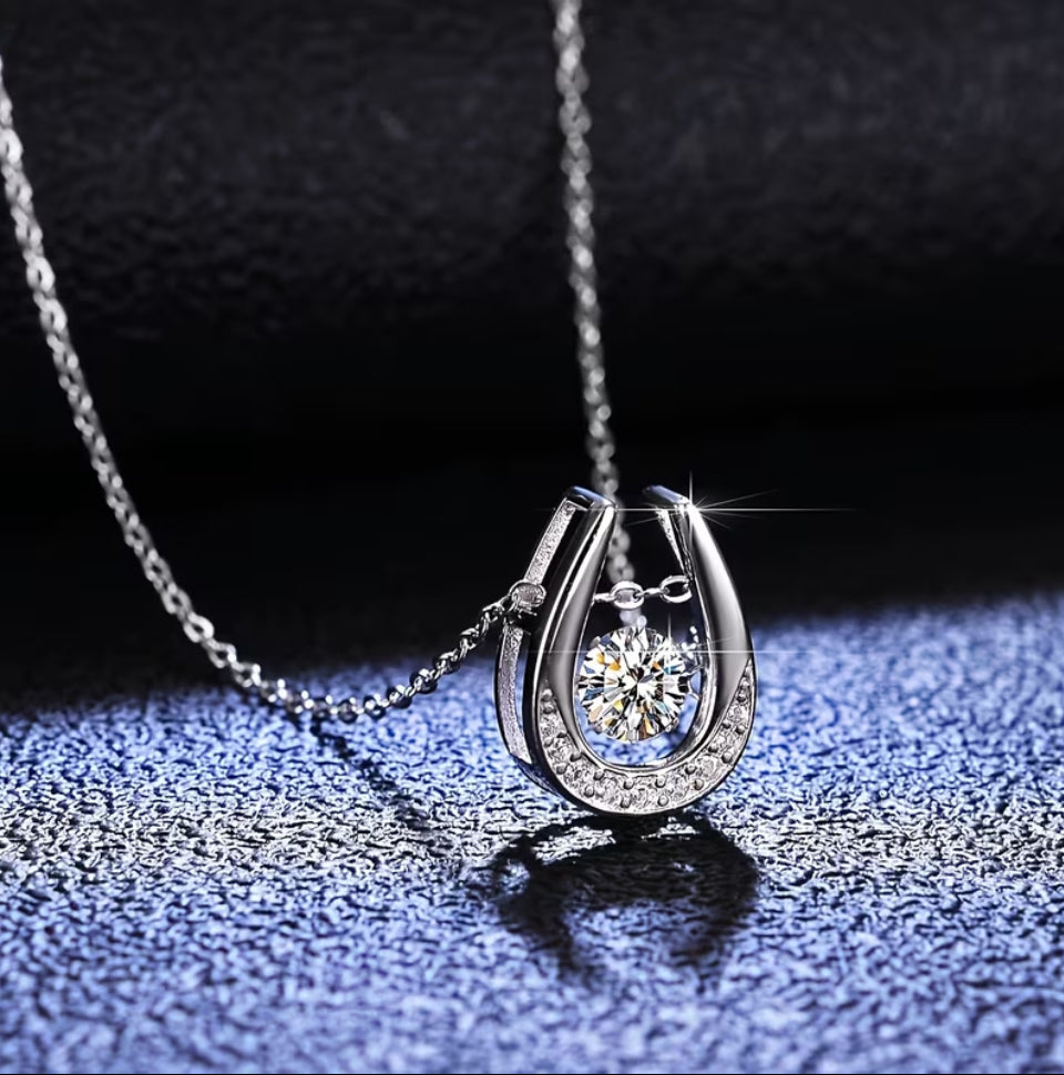 モアサナイト ダンシングストーン 馬蹄ネックレス 0.5ct ｜DカラーVVS1 高輝度ジュエリー（ギフト・記念日）
