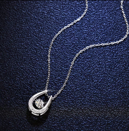 モアサナイト ダンシングストーン 馬蹄ネックレス 0.5ct ｜DカラーVVS1 高輝度ジュエリー（ギフト・記念日）